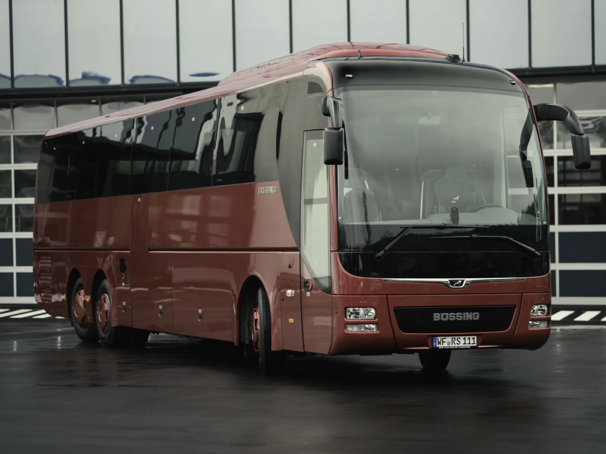 MAN Lion's Coach "Büssing Edition". Na čele autobusu je vidět nápis Büssing. MAN převzal firmu Büssing AG v roce 1972 a do roku 1979 nabízel autobusy i nákladní vozy tohoto výrobce pod značkou MAN-Büssing. V roce 1979 se však název Büssing vytratil a zůstal jen MAN. Po 38 letech se tak staré logo výjimečně na autobusech MAN objevilo znovu. (foto: MAN Truck & Bus)