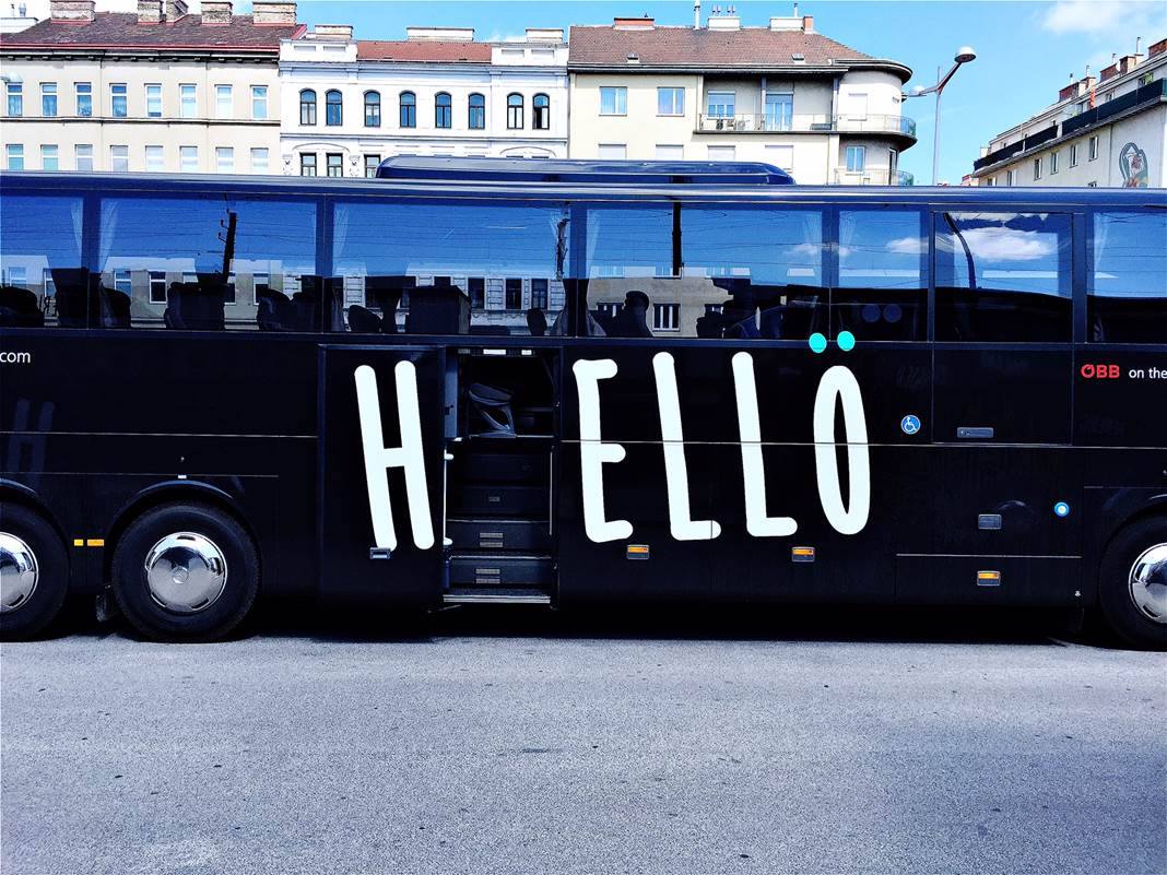 Vítejte na palubě. Z provozu autobusů Hellö se však stala černá díra. (foto: Hellö)