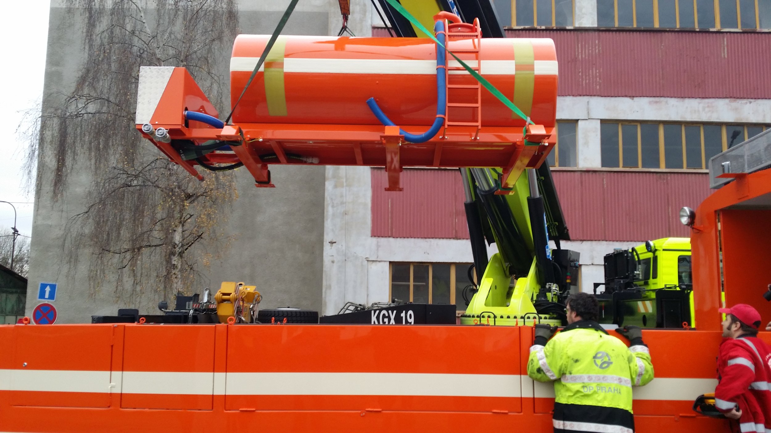 Instalace kropicí nádrže na vůz ev. č. 5572. (foto: DPP)