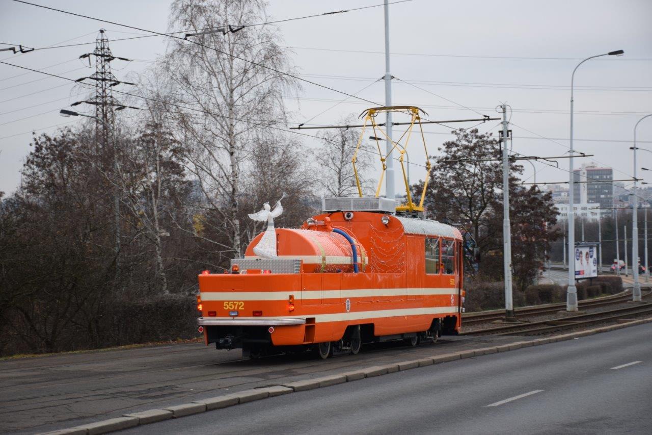 Cisternu na sobě tramvaj vozí již od zimy, kdy byl vůz mj. netradičně vánočně vyzdoben (foto: DPP)