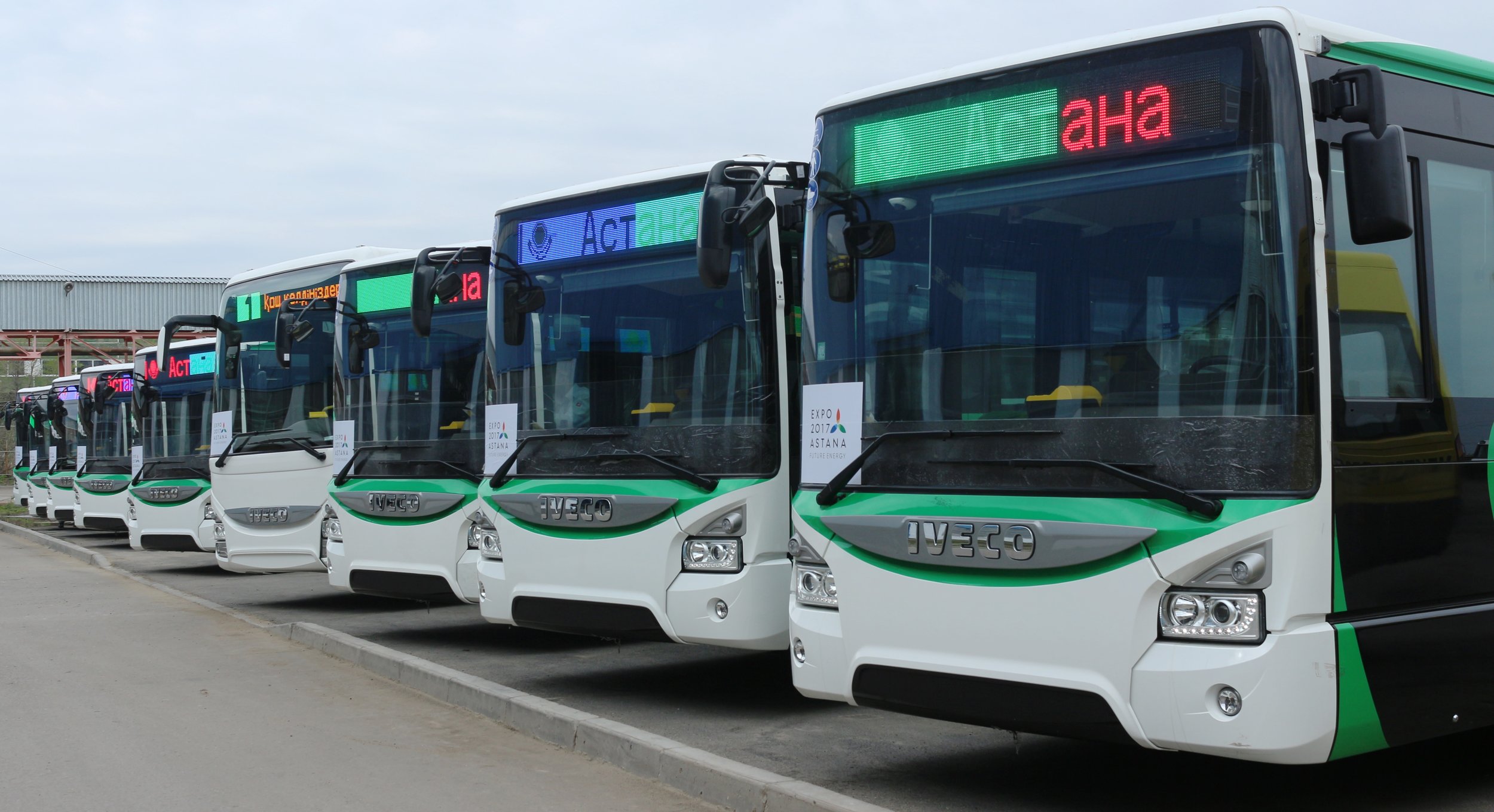 Autobusy Iveco Urbanway (ve společnosti jednoho ze 2 dodaných vozů Crossway) v Astaně. (foto: Iveco Bus)