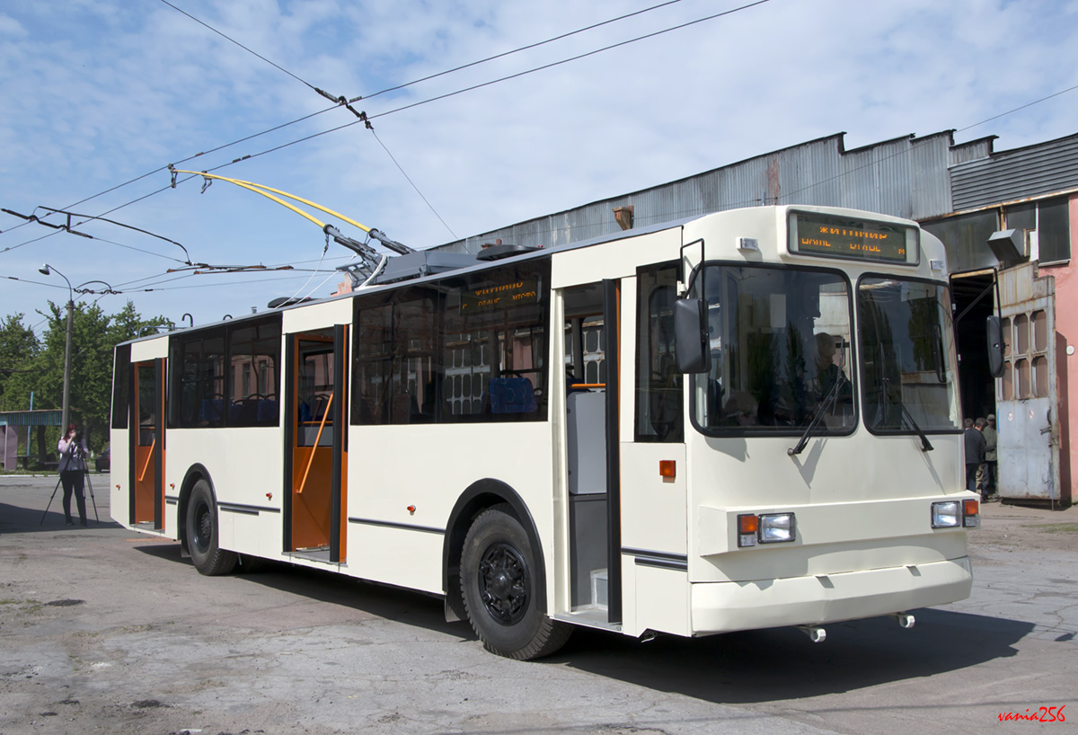 Trolejbus po provedené modernizaci. Nástup u prostředních dveří je řešen jako nízkopodlažní. (foto: "vania256")