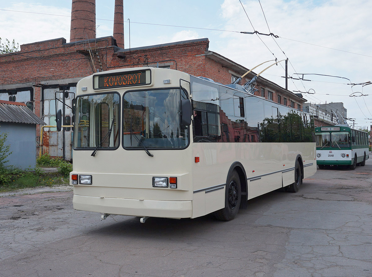 Ještě jeden pohled na vůz ZiU-682G po modernizaci. Za trolejbusem je pro srovnání vidět vůz téhož typu v původním provedení. (foto: "Illya23") 