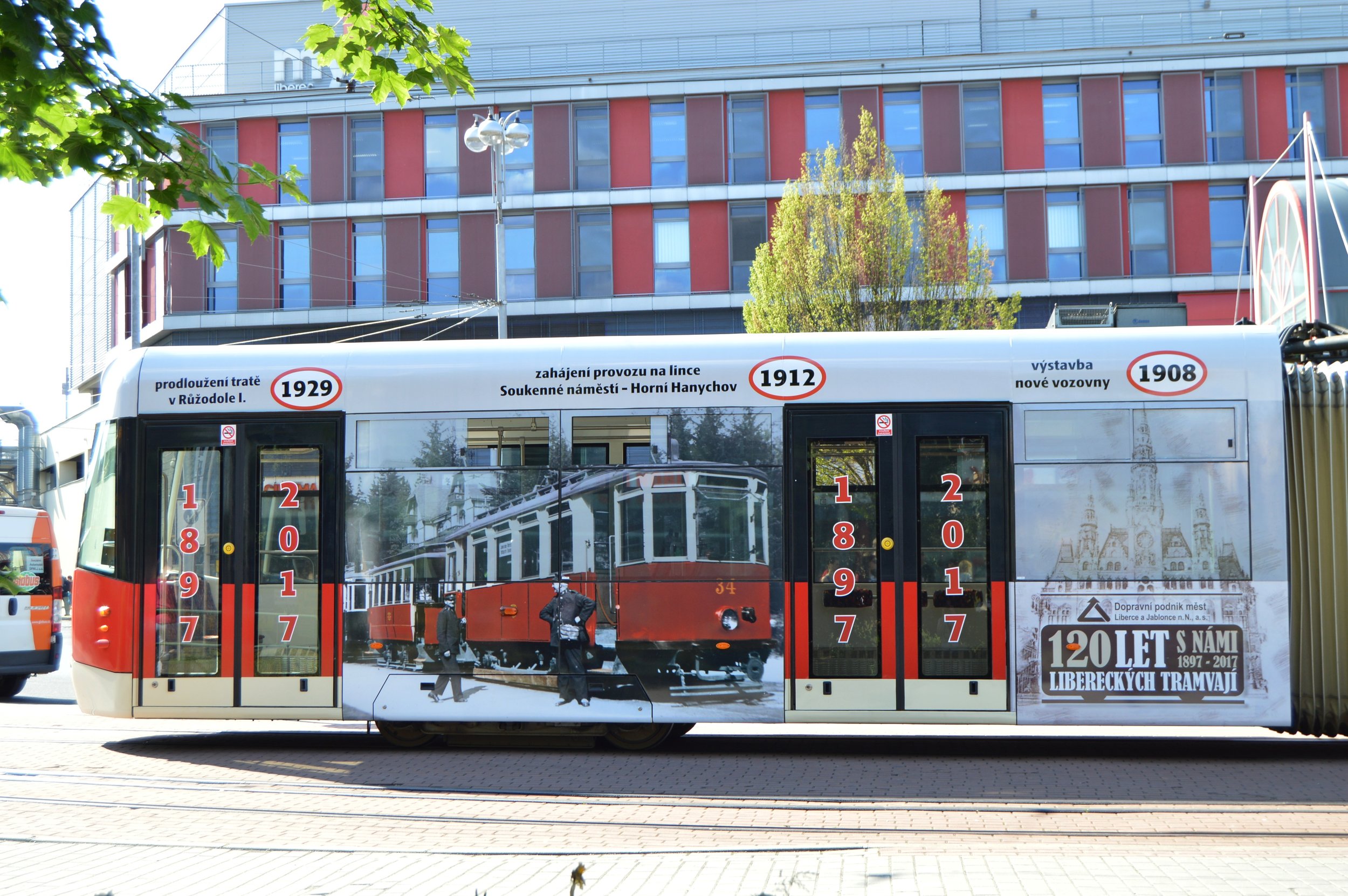 Detail jednoho z "mobilboardů" na bočnici. 