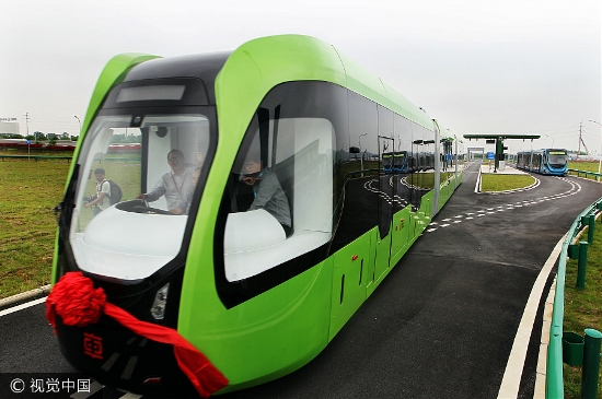 Z této fotografie je dobře patrné provedení vodících linek na silnici. (foto: CRRC Zhuzhou)