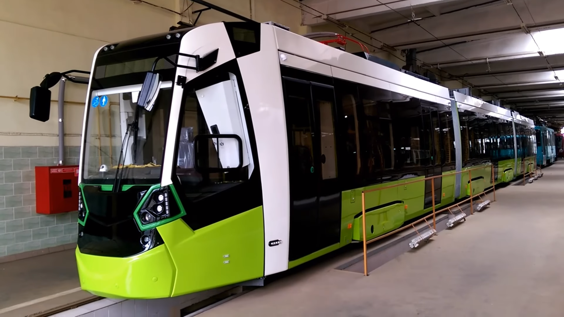 Původní tříčlánková verze byla usazena pouze na trojici podvozků. Prodloužená varianta pro Petrohrad má podvozky čtyři. (foto: "TURBO JET")