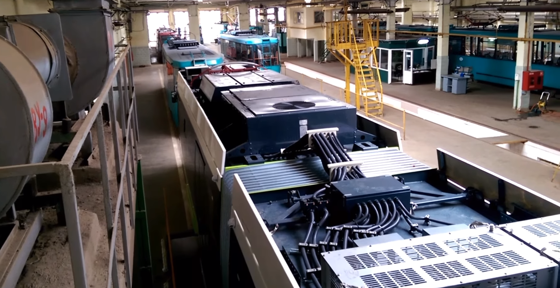 Pohled na střechu vozidla a uspořádání komponent elektrické výzbroje a klimatizace. (foto: "TURBO JET")