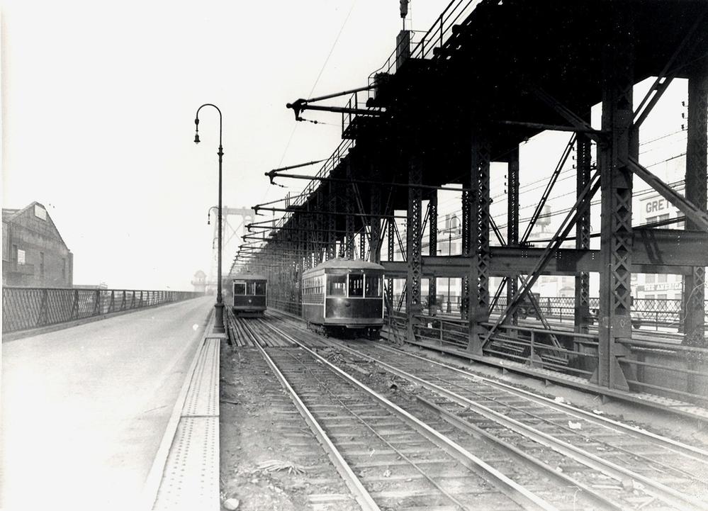 Tramvaje koncepce Peter Witt přejíždějí přes most Williamsburg Bridge v New Yorku. Ten dnes slouží jen pro potřeby automobilů, pěších a metra, v minulosti se na něm nacházely i tramvajové koleje, a to po dvou na severní a jižní straně. Po jižní jezdily tramvaje z Brooklynu na podzemní terminál na Manhattanu, po severní naopak tramvaje z Manhattanu na terminál v Brooklynu (Washington Plaza). (zdroj: wikipedia.org)