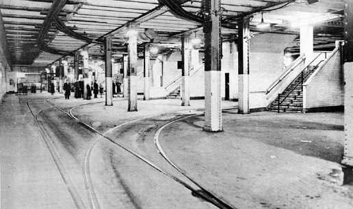 Pohled do podzemí na terminál u mostu Williamsburg Bridge. Terminál po roce 1948 zůstal opuštěný, jde však na něj vidět z nástupišť stanice metra Essex Street. (zdroj: Wikipedia.org)