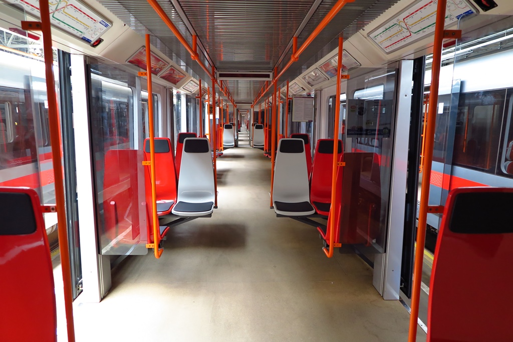 Plastová sedadla ve voze ev. č. 4270 soupravy metra typu M1. (foto: DPP)