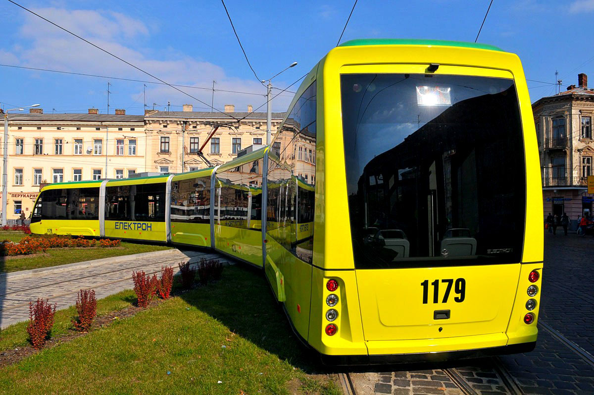 Electrony se vyznačují poněkud kontroverzním provedením zadního čela, které má připomínat autobus. Na fotografii je jediný pětičlánkový vůz pro Lvov. (foto: Electron)