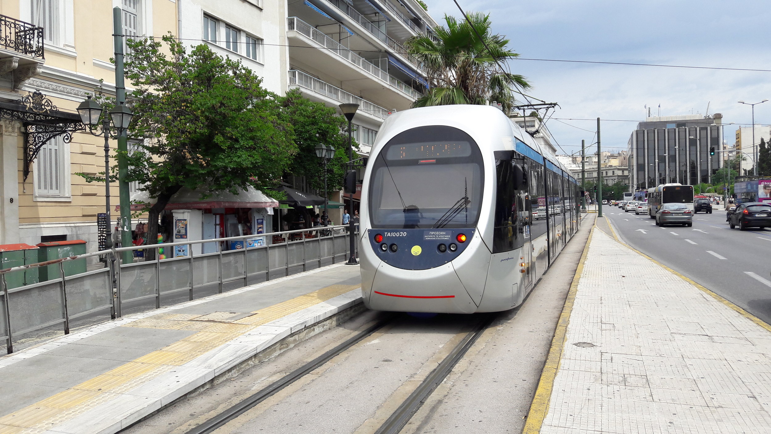 Stávající flotilu 35 ks tramvají typu Sirio dodala italská AnsaldoBreda (dnes Hitachi Rail Italy). Na snímku z 11. června 2017 vidíme konečnou Syntagma, která je umístěna v centru města. 