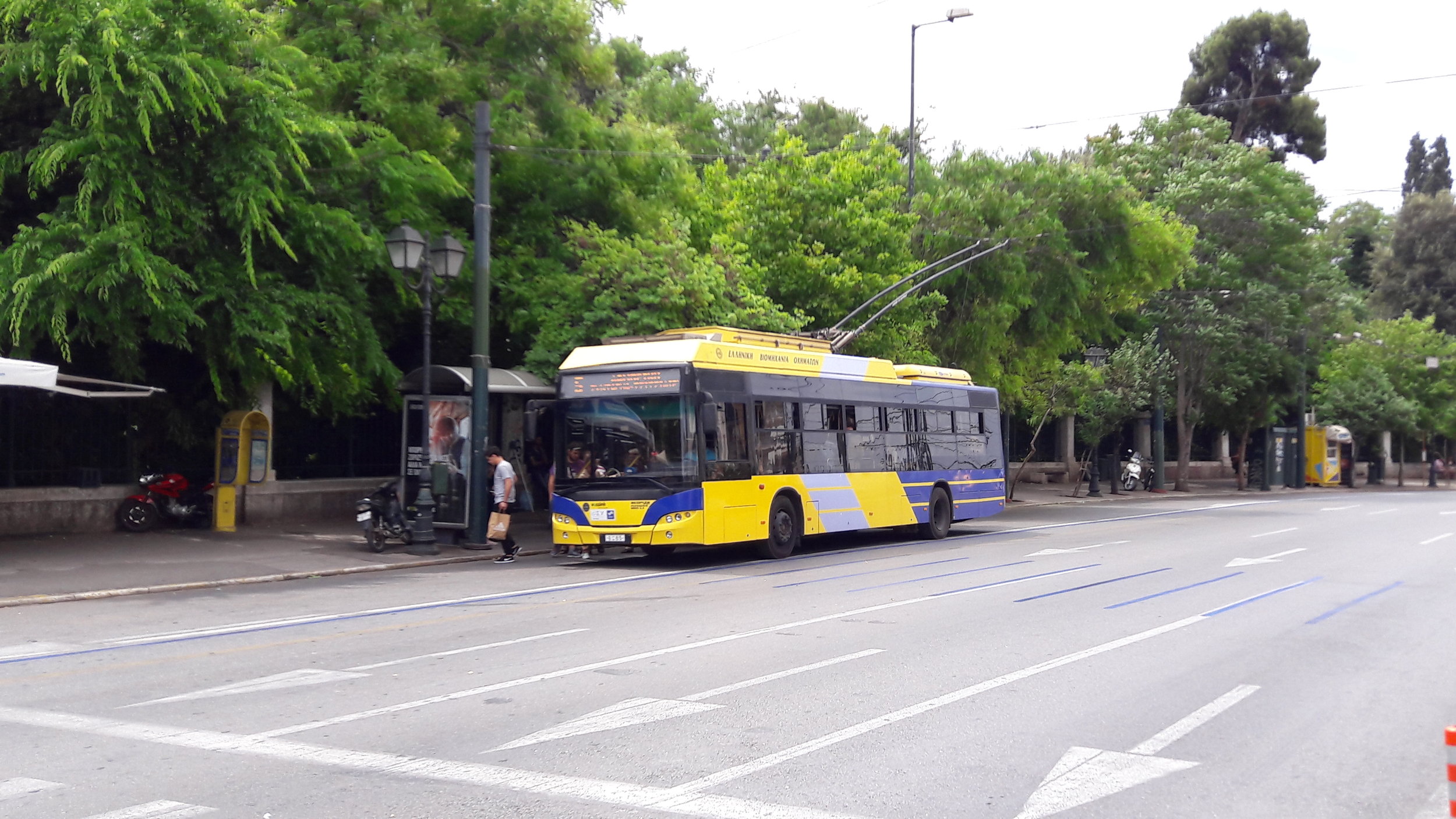 V Aténách si přijdou na své i milovníci trolejbusů, jejich síť totiž patří mezi největší na světě. České trolejbusy zde ale zatím nejezdí. 