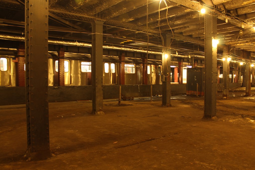 Pohled z prostoru tramvajového terminálu ke stanici metra. Ta nadále slouží svému účelu. (foto: The Low Line)