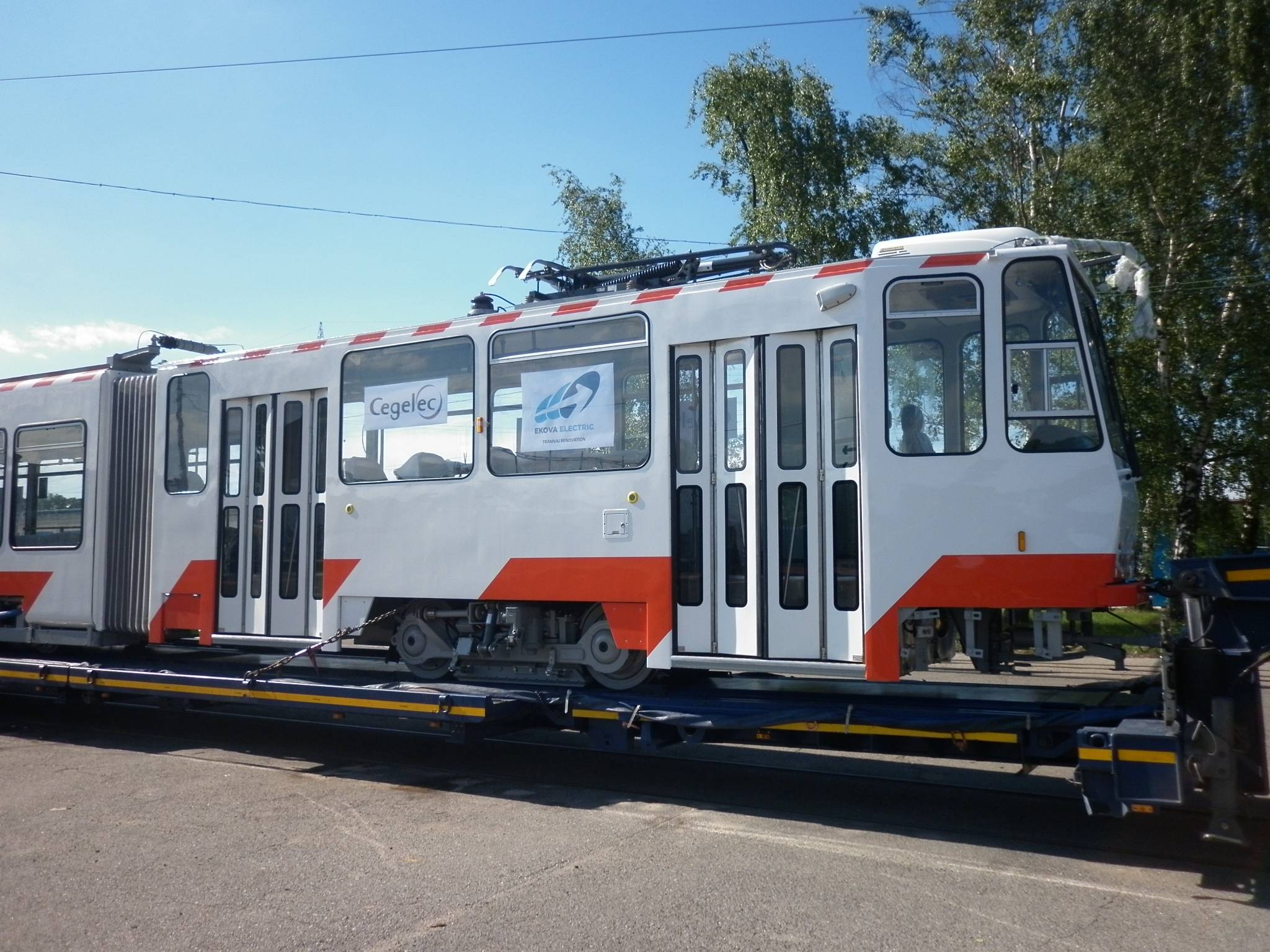 První vůz KT6T po modernizaci v Ostravě na silničním trajleru. (foto: Cegelec a. s.)