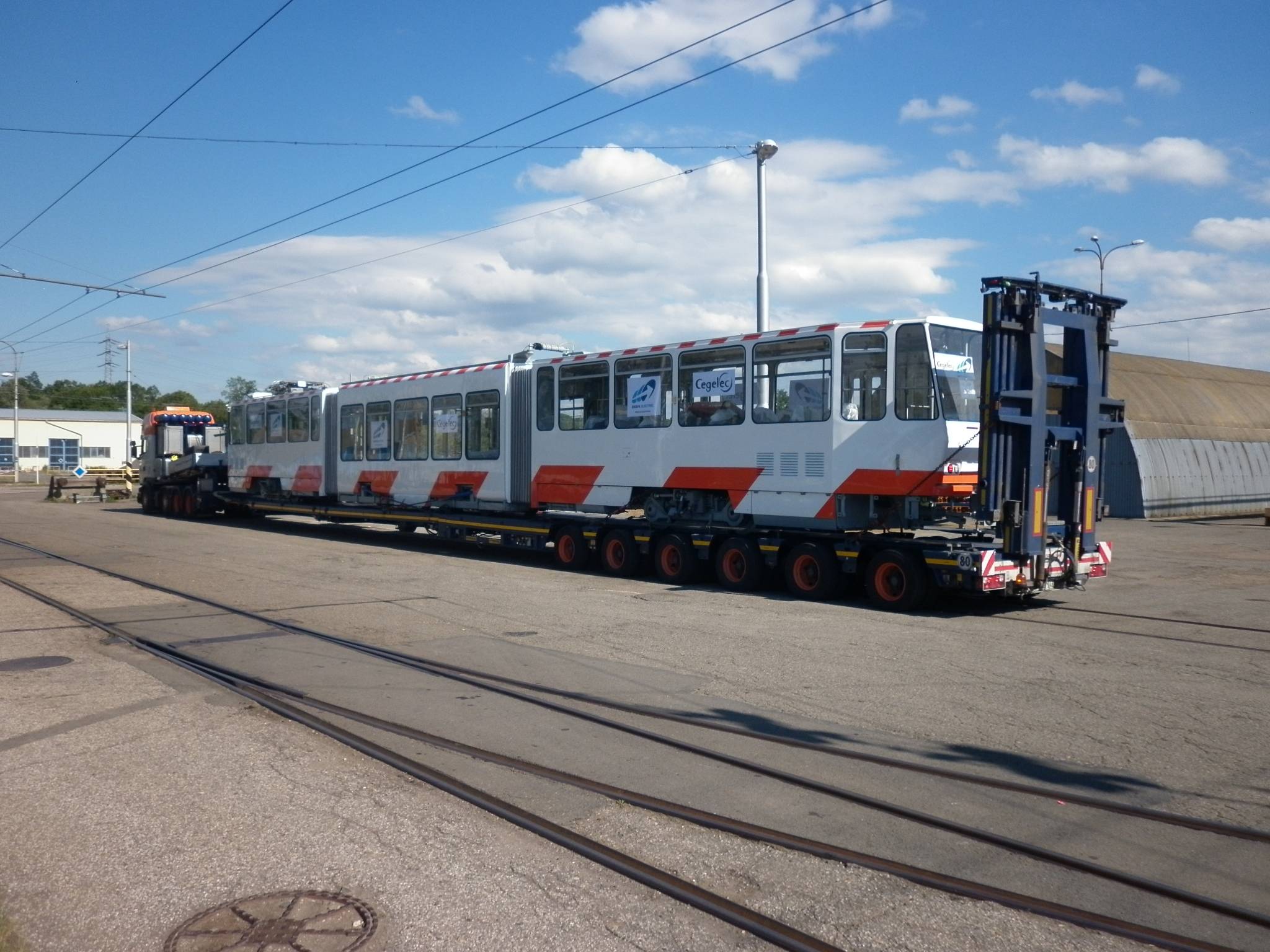 Tramvaj KT6T pro Tallinn obdržela nejen novou elektrickou výzbroj, ale také nové barevné schéma vycházející z vozů CAF Urbos AXL. (foto: Cegelec a. s.)
