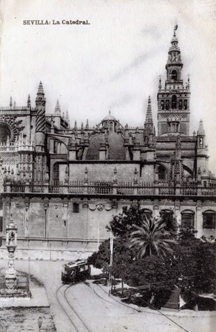 Nedatovaná historická fotografie u sevillské katedrály. (foto: archiv EuskoTren/Museo Vasco del Ferrocarril)