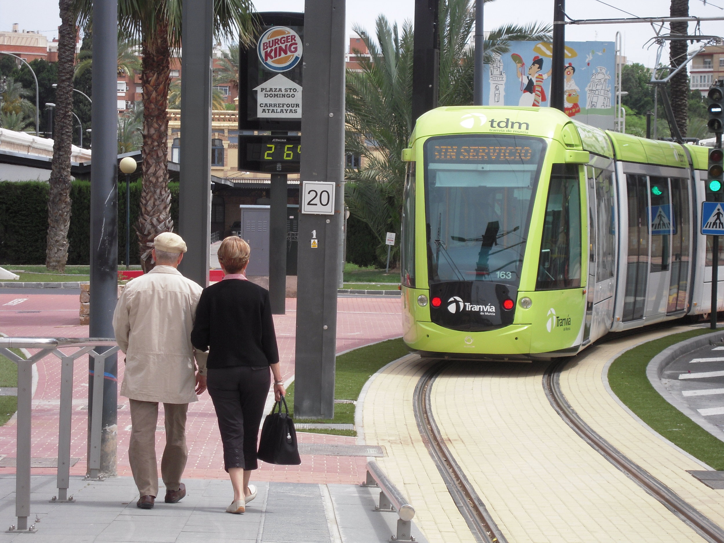 Na snímku z 17. 5. 2011 vidíme jednu z tramvají Alstom Citadis 302 ve zkušebním provozu. O 10 dní později se murcijský provoz otevřel. 