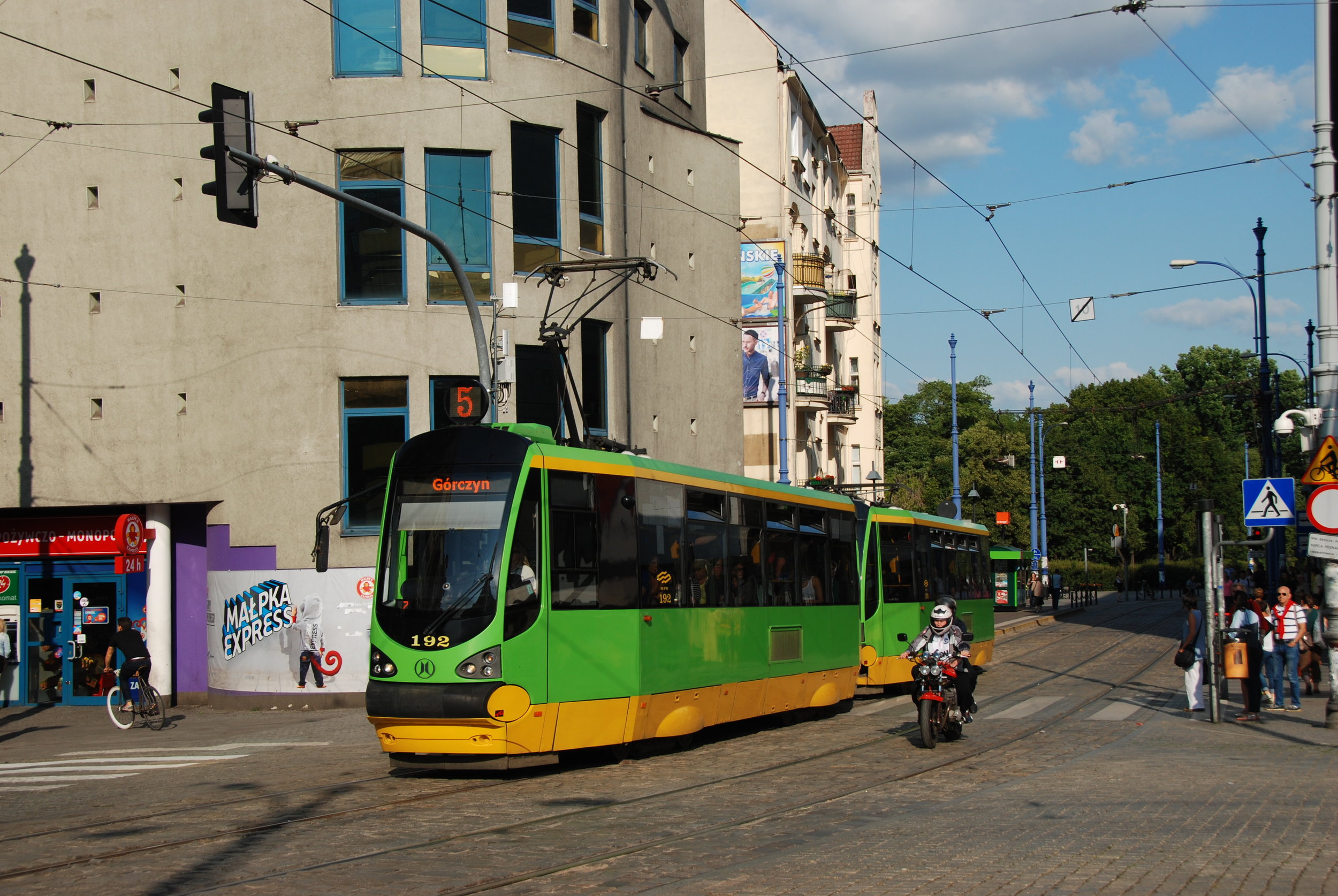 Tramvaje Moderus Alfa vznikají oficiálně jako modernizace starších vozů Konstal 105N a 105Na. V různých verzích bylo vyrobeno a předáno polským dopravcům již více než 150 těchto tramvají. Na snímku vidíme "dvojče" poznaňských vozů. (foto: Libor Hinčica) 