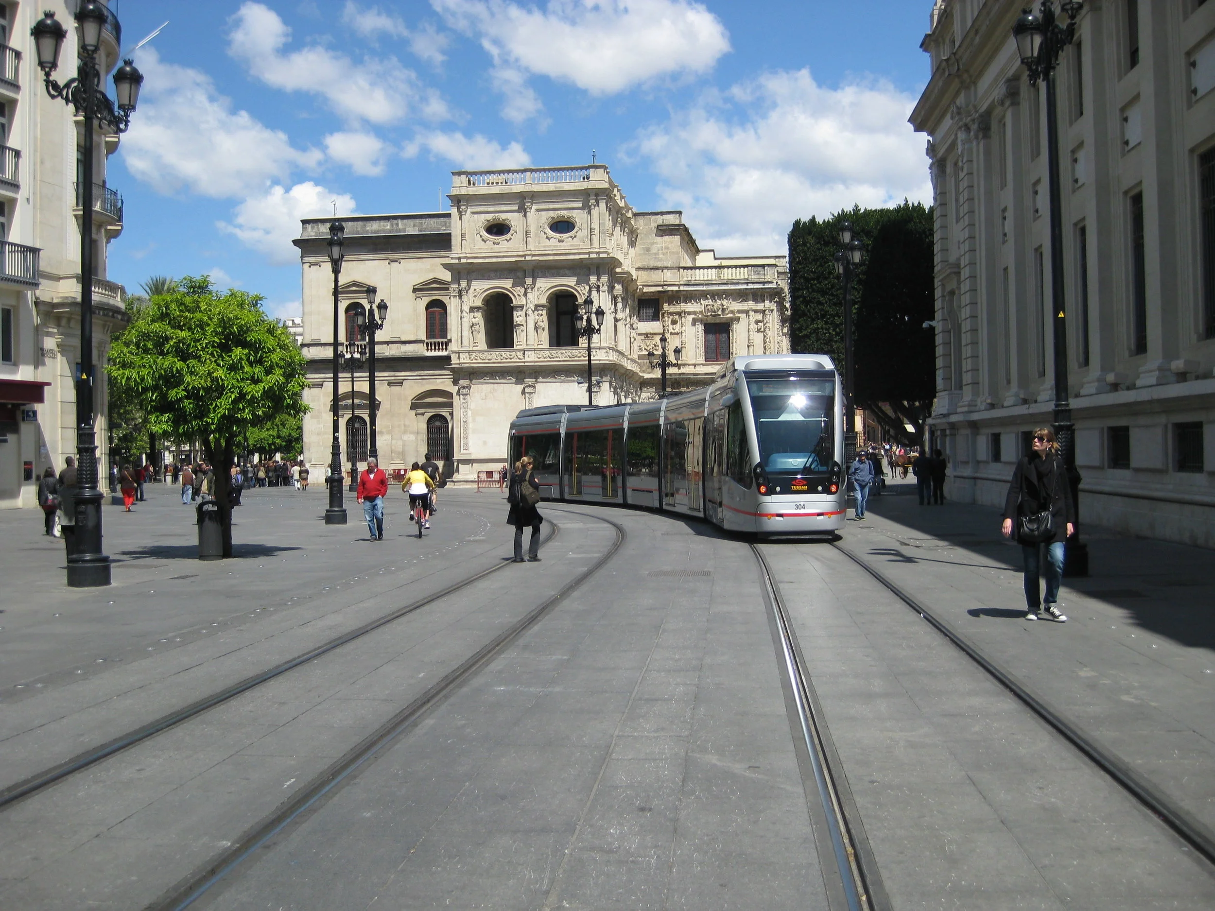 Někdo to rád bez trolejí... Tramvaj Urbos u katedrály po odstranění trolejí. (foto: Miguel Cano López-Luzzatti)
