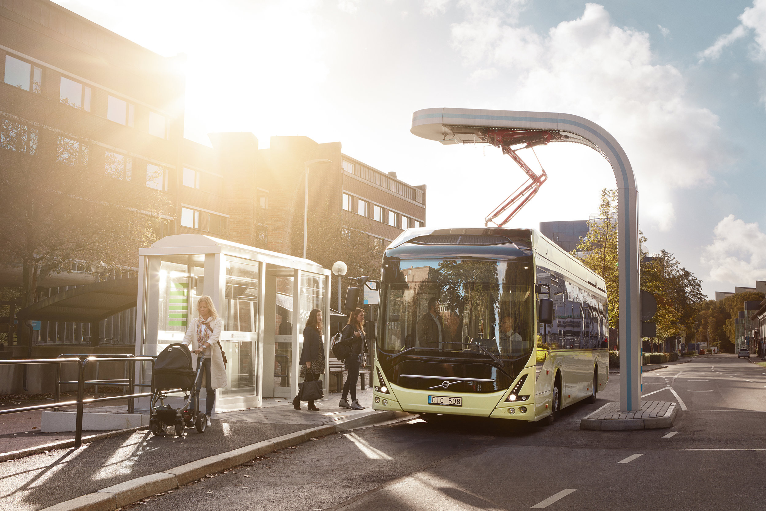 Elektrobusy Volvo 7900 Electric slouží ve Švédsku již ve městě Göteborg, avšak do provozu zde jsou nasazovány prozatím v rámci výzkumného projektu ElectriCity na linku č. 55. Göteborg tak slouží trochu jako pokusná laboratoř. V příštím roce se zde počítá s rozšířením provozu elektrobusů na linku č. 16, kde by měly začít jezdit zřejmě kloubové elektrobusy. (foto: Volvo Buses)