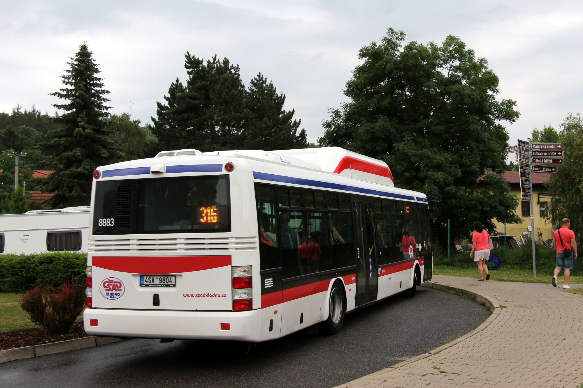 Pohled zezadu na dvoudveřový autobus SOR NB 12 CITY. (foto: Roman Vanka)