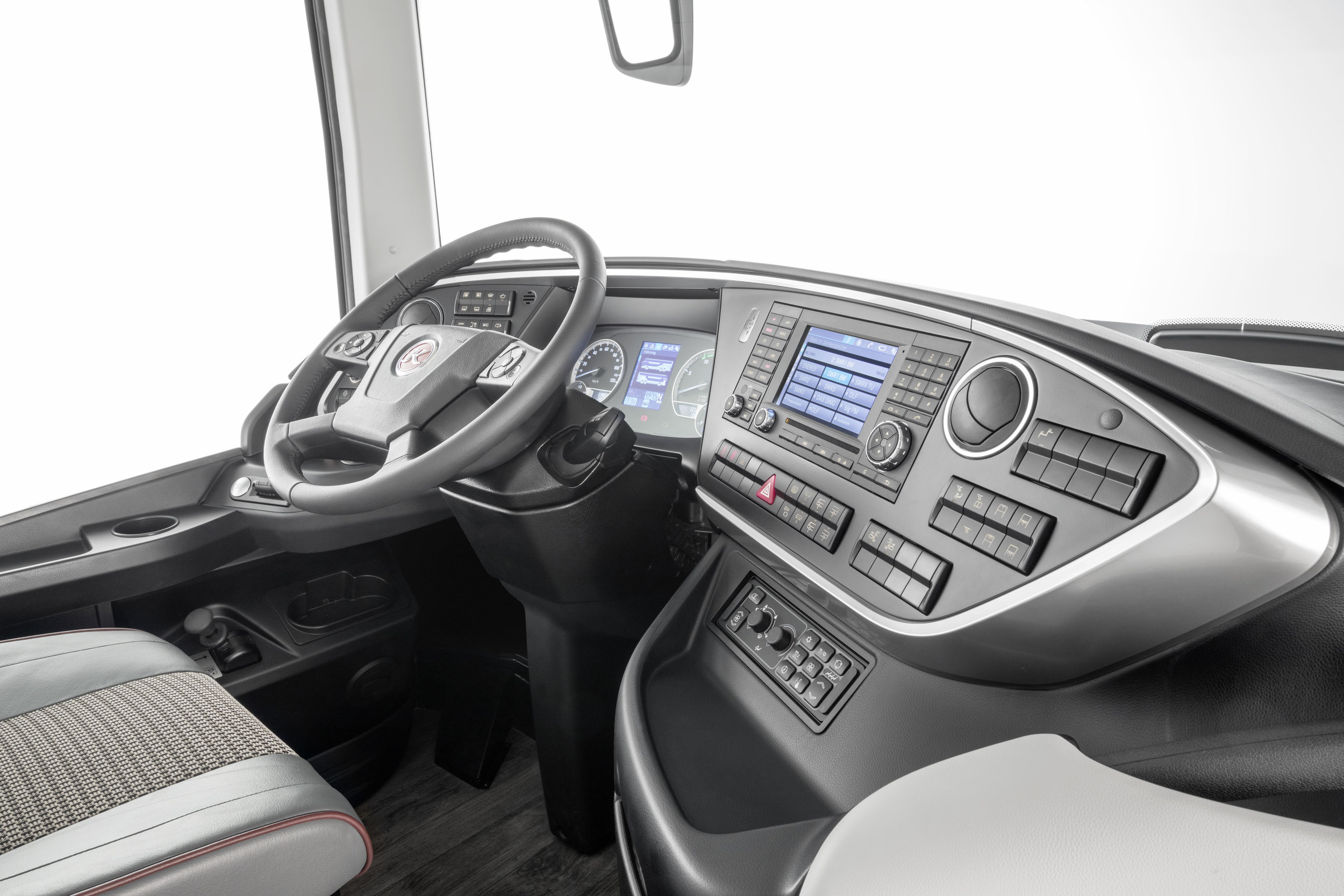 Pracoviště řidiče v nové patrové Setře. (foto: EvoBus)