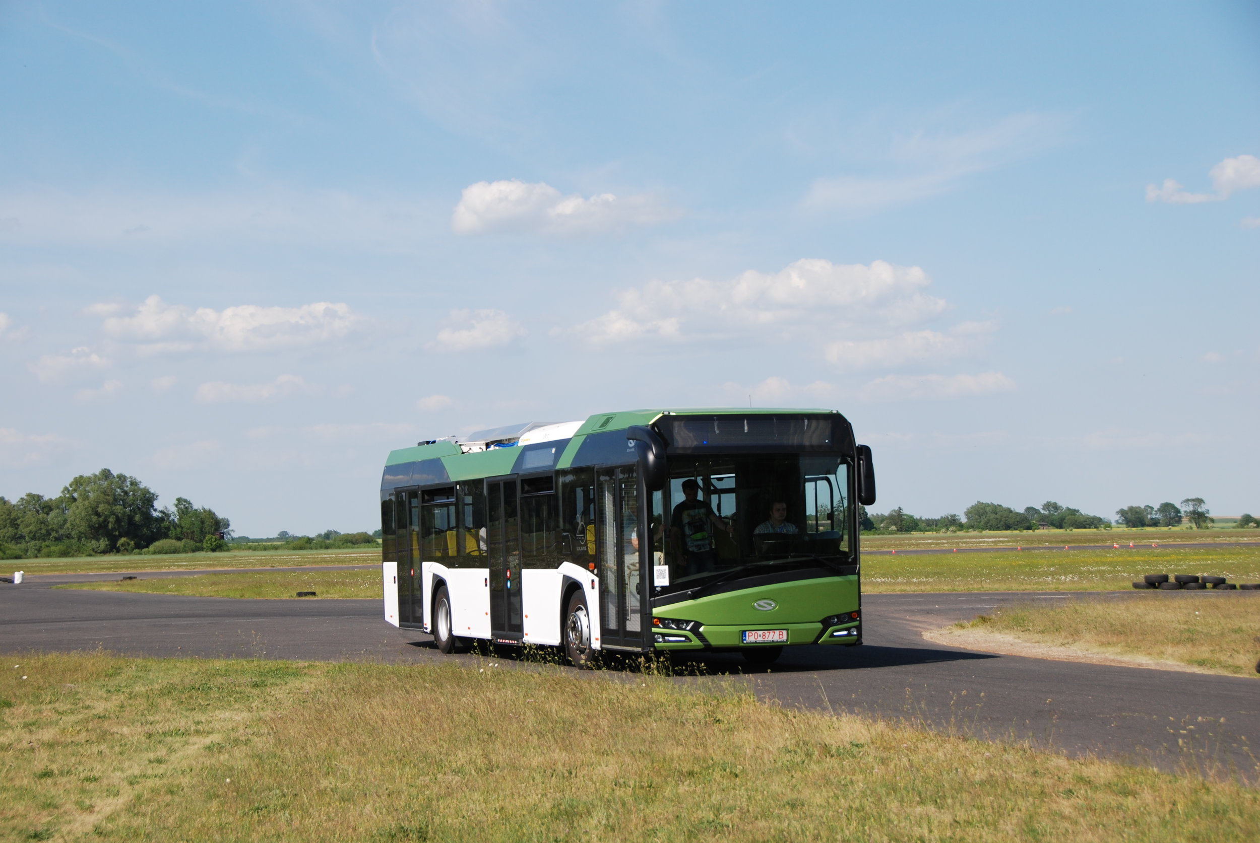 Hybridní autobus od Solarisu s hybridním řešením od společnosti BAE Systems. (foto: Libor Hinčica) 