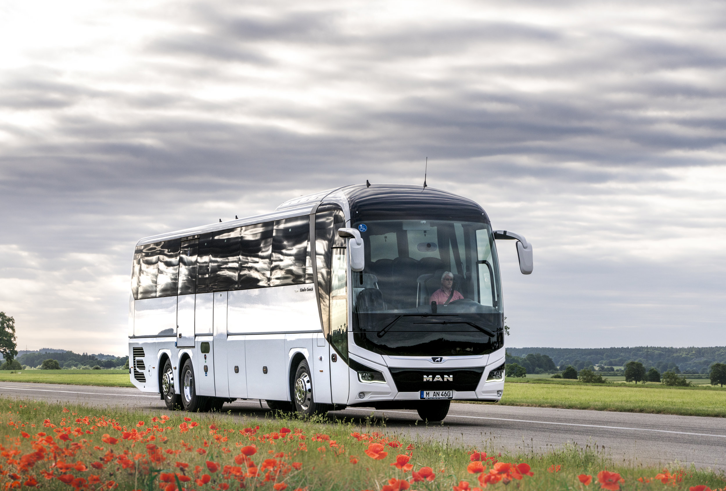 Nový MAN Lion's Coach je prvním z vozidel, u nějž jsou použity nové charakteristické znaky designu značky. (foto: MAN Truck & Bus)