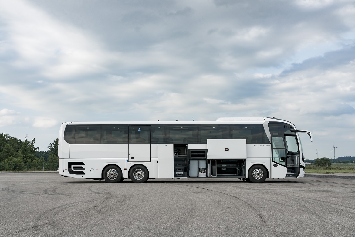 Boční pohled na MAN Lion's Coach v třínápravovém provedení a s výtahem pro vozíčkáře. (foto: MAN Truck & Bus)