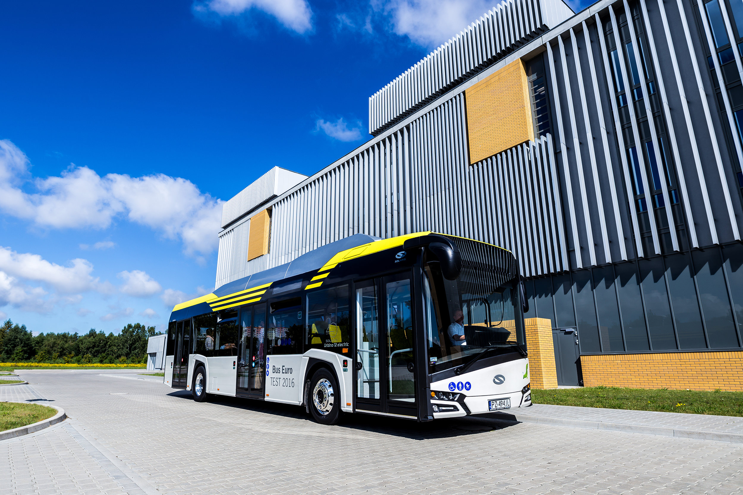 Elektrobusy (new) Urbino 12 electric od Solarisu jsou v rámci stále relativně malého trhu s těmito vozidly velmi úspěšné. Na snímku je testovací vůz, který loni přinesl Solarisu titul Bus of the Year 2017. (foto: Solaris Bus & Coach)