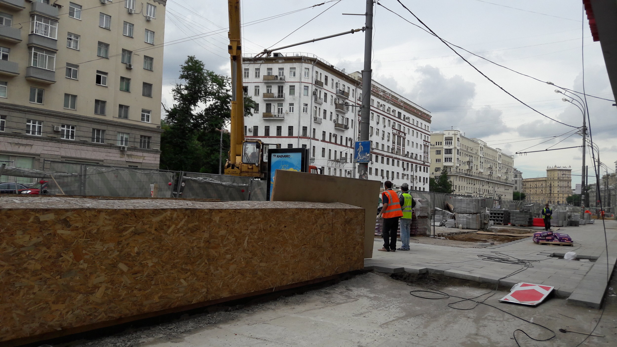 Sadovoje kolco se dle představitelů města, kteří narazili na nevoli místních, mělo nakonec bez trolejbusů obejít jen po dobu rekonstrukce ulice, jenže následovaly výmluva za výmluvou, proč se trolejbusy ještě nevrátí, a dnes už nad tímto důležitým silničním okruhem Moskvy trolej spíše nevisí, než visí. 