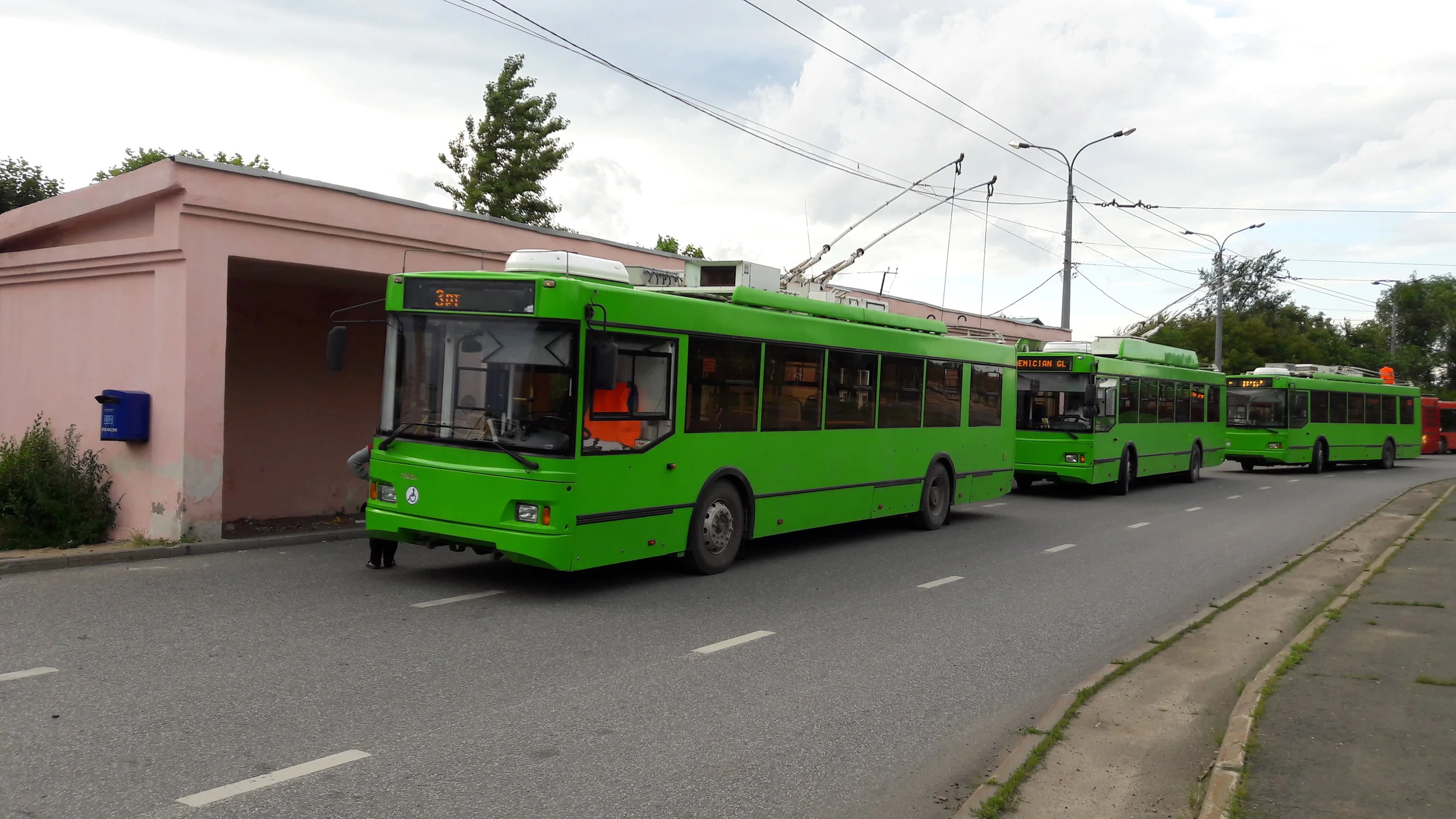 Trolejbusy na západně ležící konečné Rečnoj port, která, jak napovídá název, sídlí u přístavu, jmenovitě na řece Volze. 