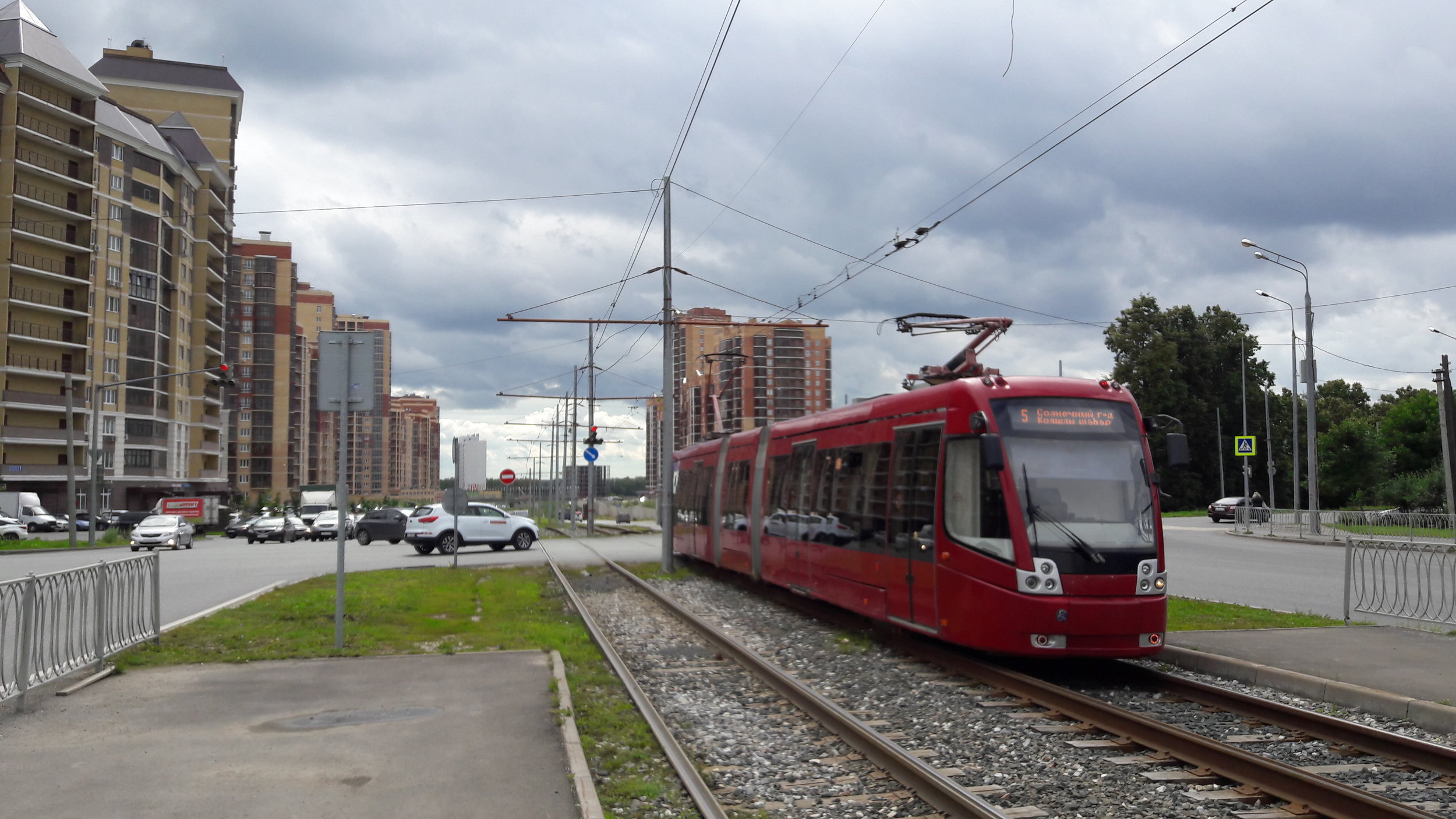 Zákazníky běloruské tramvaje typu BKM-843 bychom napočítali na prstech jedné ruky. Tím největším je Kazaň, která jich má 20 ks. Letos je potvrzená objednávka na další tři vozy, což je počet, který si v minulosti pořídil Petrohrad. Zde je jedna z tramvají zachycena na konečné linky č. 5 "Mikrorajon Solněčnyj gorod". Pro již ne zcela aktuální mapu kazaňské trolejbusové a tramvajové sítě vizte zde . 