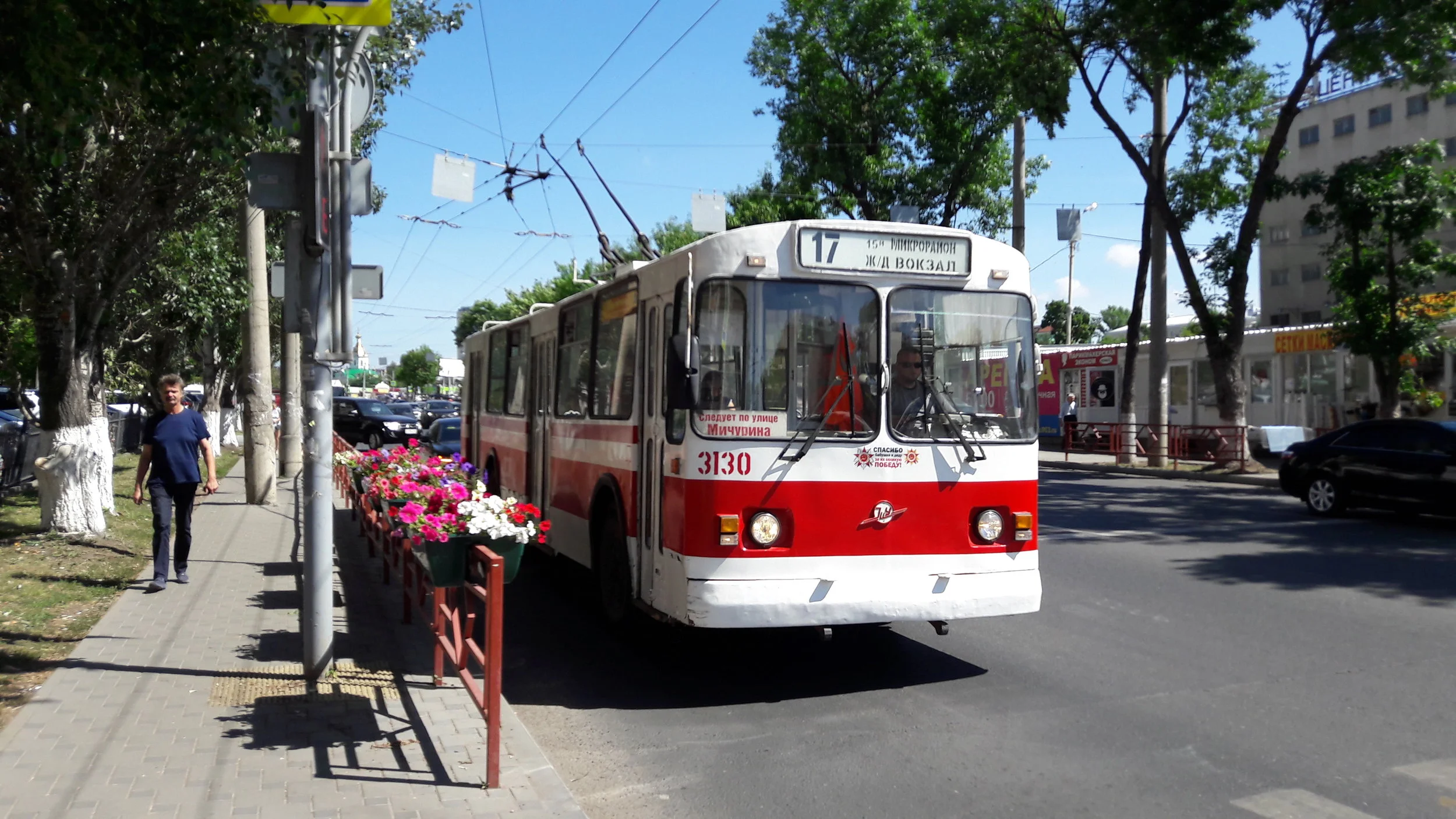 V ulicích Samary zatím přetrvávají starší modely trolejbusů. 