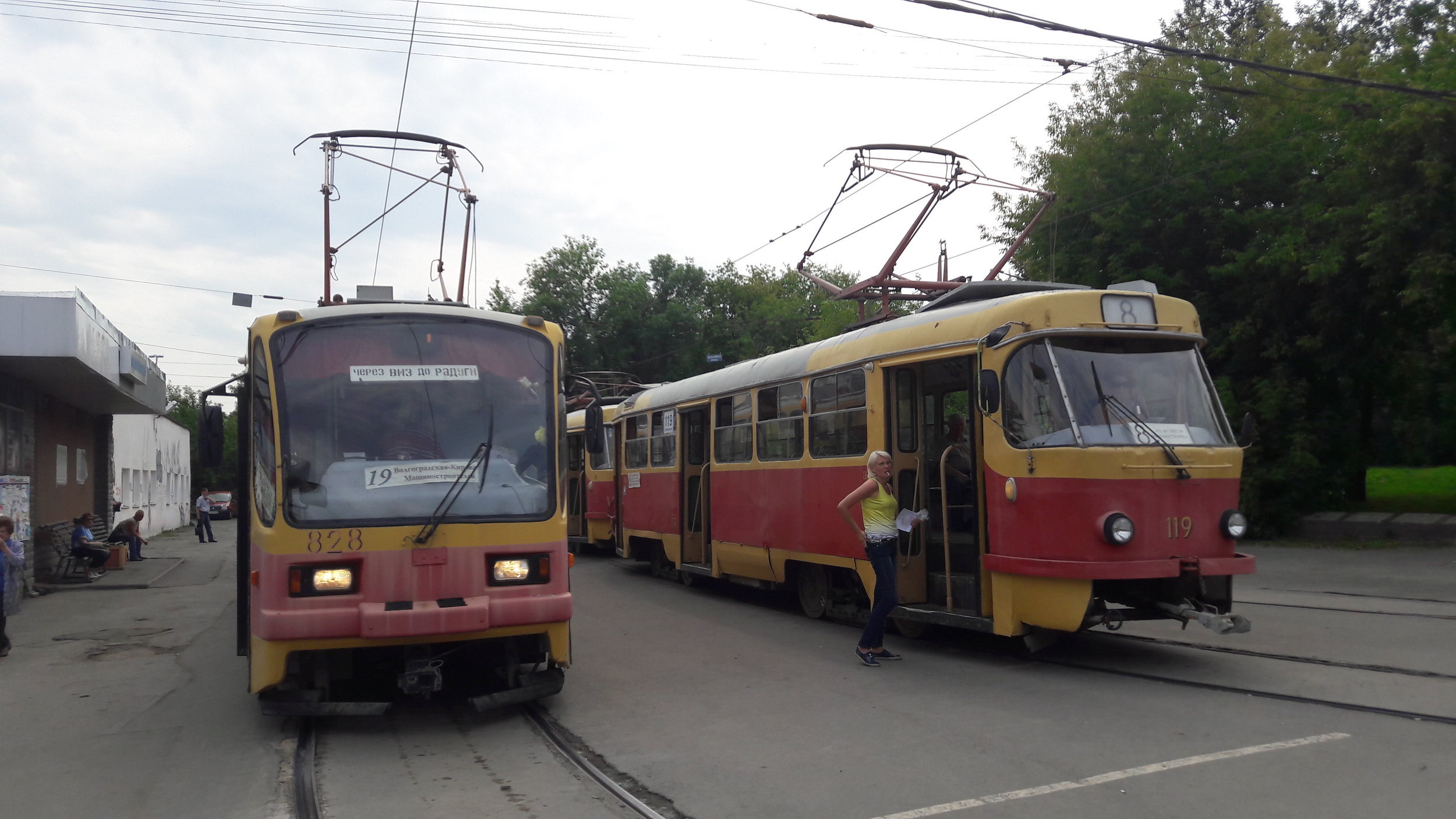 Tramvaje na konečné Mašinostroitělej na severu města. Základem místního vozového parku jsou i po více než čtvrtstoletí od rozpadu SSSR vozy z produkce ČKD, jmenovitě typy T3SU a T6B5SU. Povšimněte si exteriéru obou tramvají a hádejte, jak jsou staré. Odpověď: ta vlevo typu 71-403 má sotva deset života, když byla uvedena do provozu v prosinci 2006, ta druhá typu T3SU letos slaví své 40. narozeniny! 