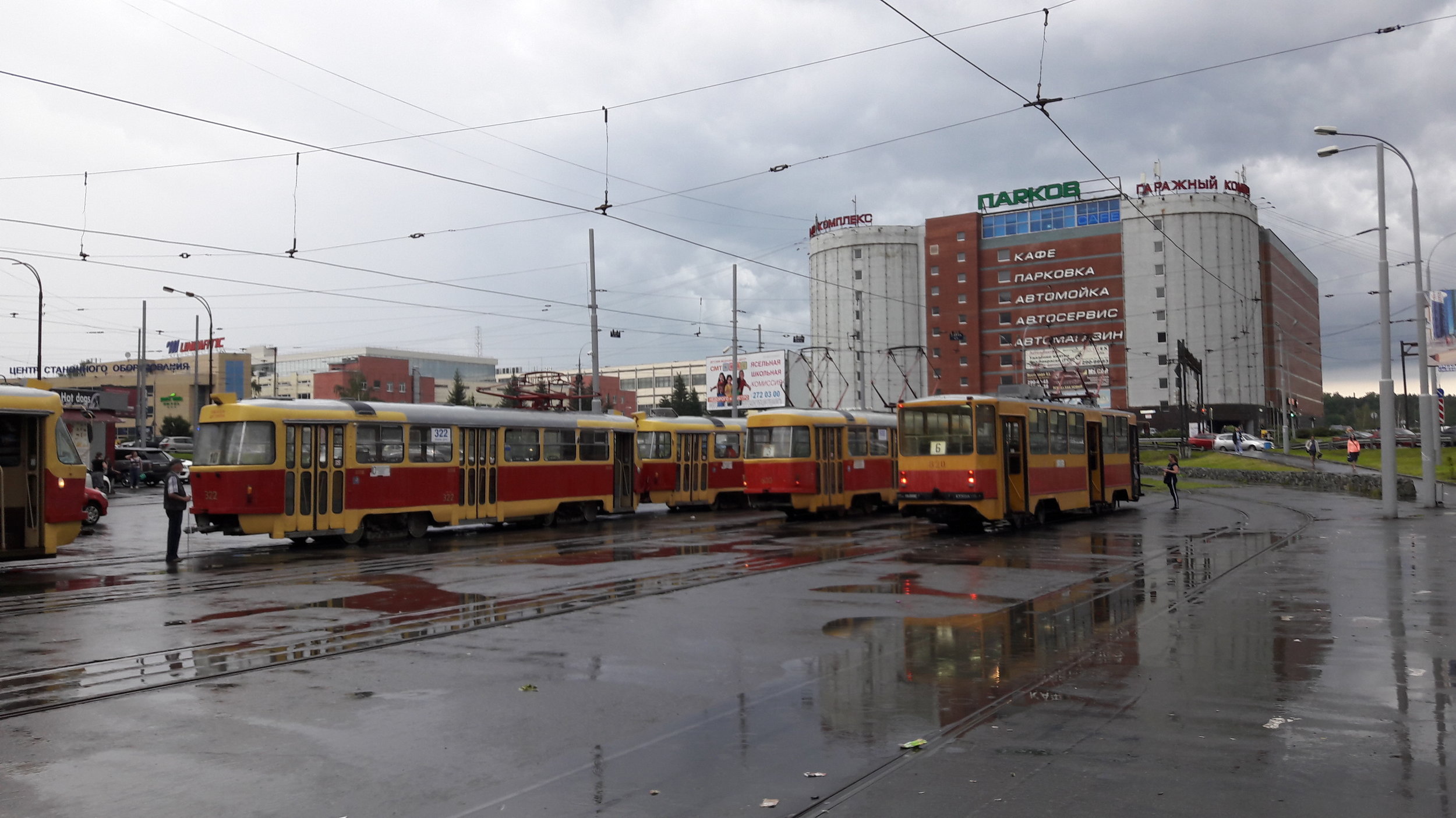 Konečná na jihovýchodě města u místního parku kultury a oddechu. 