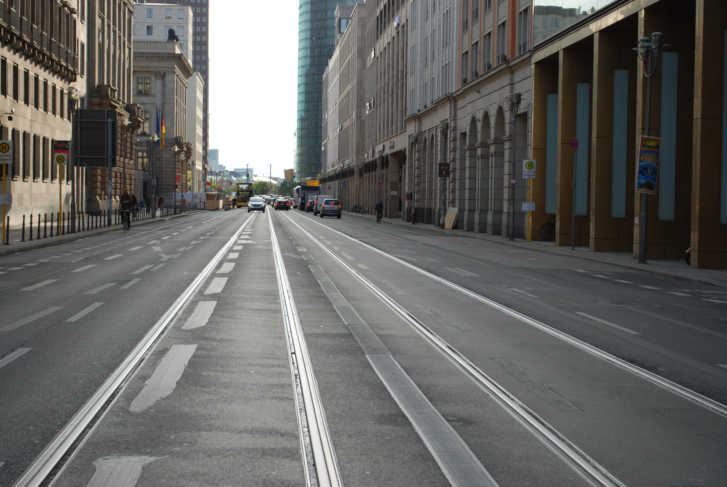 V roce 2000 byly položeny koleje na ulici Leipziger Straße. Směřovat měly do části Tiergarten a v opačném směru k Alexanderplatzu. Doposud po nich žádná tramvaj nejela. (foto: Libor Hinčica)