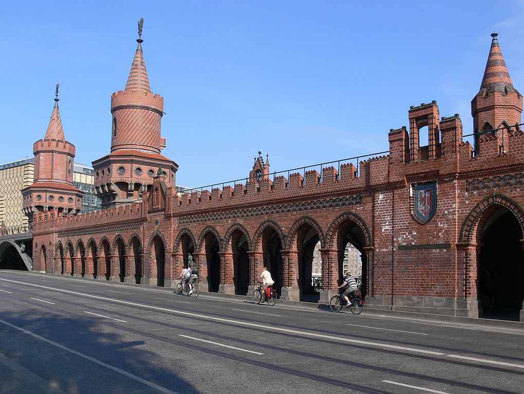 Tramvajové koleje na Oberbaumbrücke byly položeny již v roce 1995. (zdroj: Wikipedia.org)