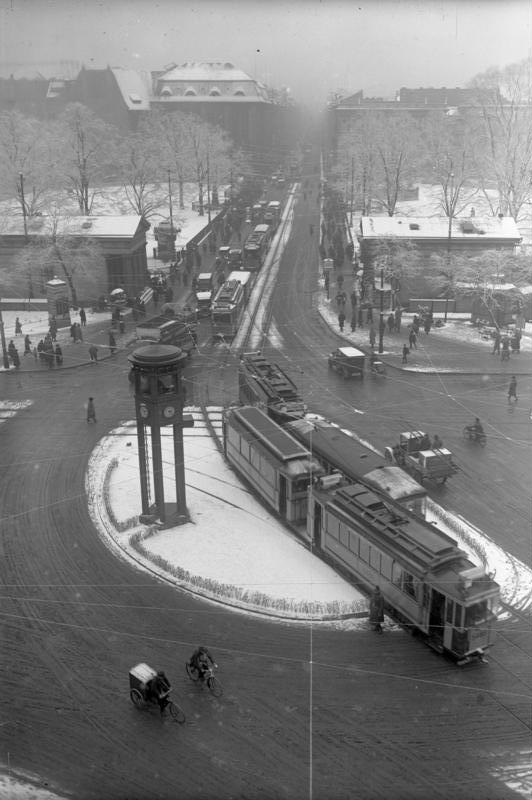 Leipziger Straße ústí do Potsdamer Platzu. Do postavení Berlínské zdi v roce 1961 zde panoval čilý dopravní ruch (byť tramvajová síť již byla rozdělena). V roce 1970 byl provoz tramvají na Leipziger Straße zastaven. (zdroj: Wikipedia.org)