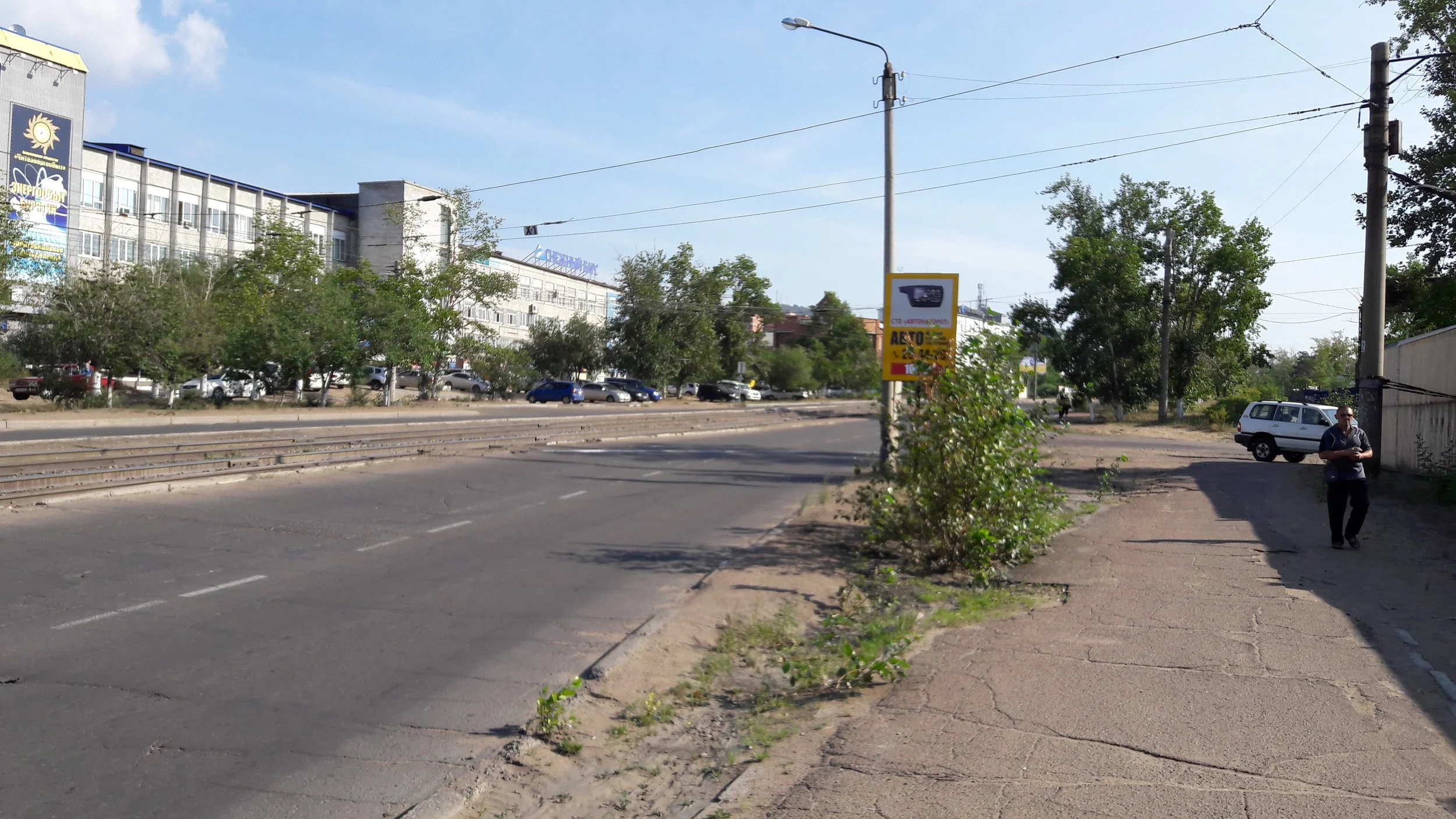 Vozovna: pohled na jih. Původní vjezd vpravo zrušen, další za zády fotografa o pár desítek metrů dále. 