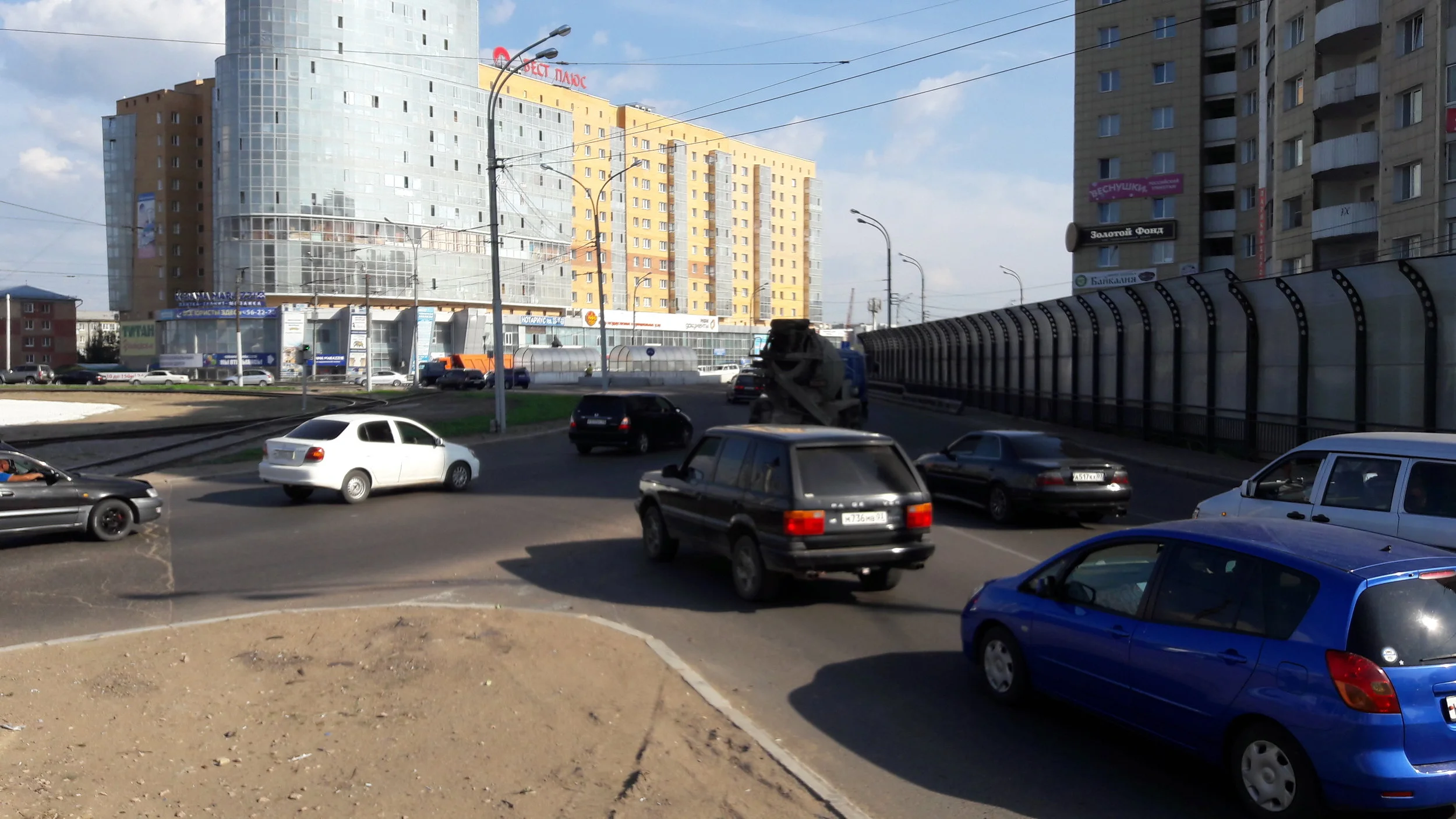 Kruhový objezd ve východní části města, u Nového mostu. Pohled při příjezdu od vozovny. Jezdit se dá tramvají z a do všech čtyř směrů. Vpravo směr ke 40. kvartalu. 