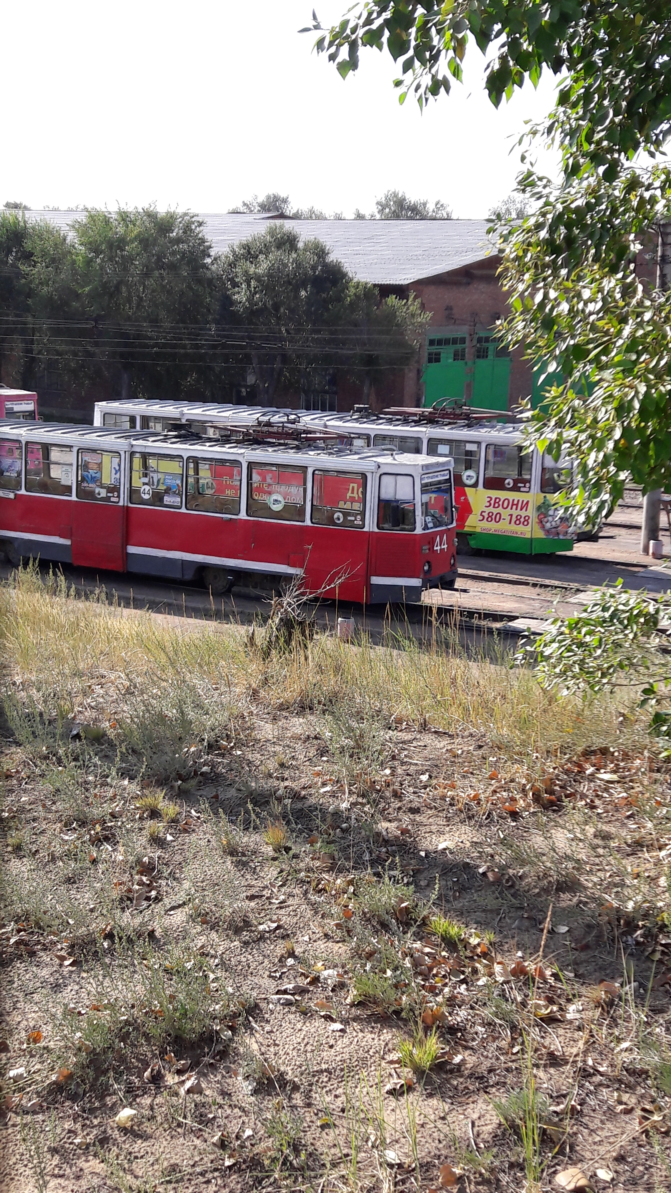 Tramvaje ve vozovně. 