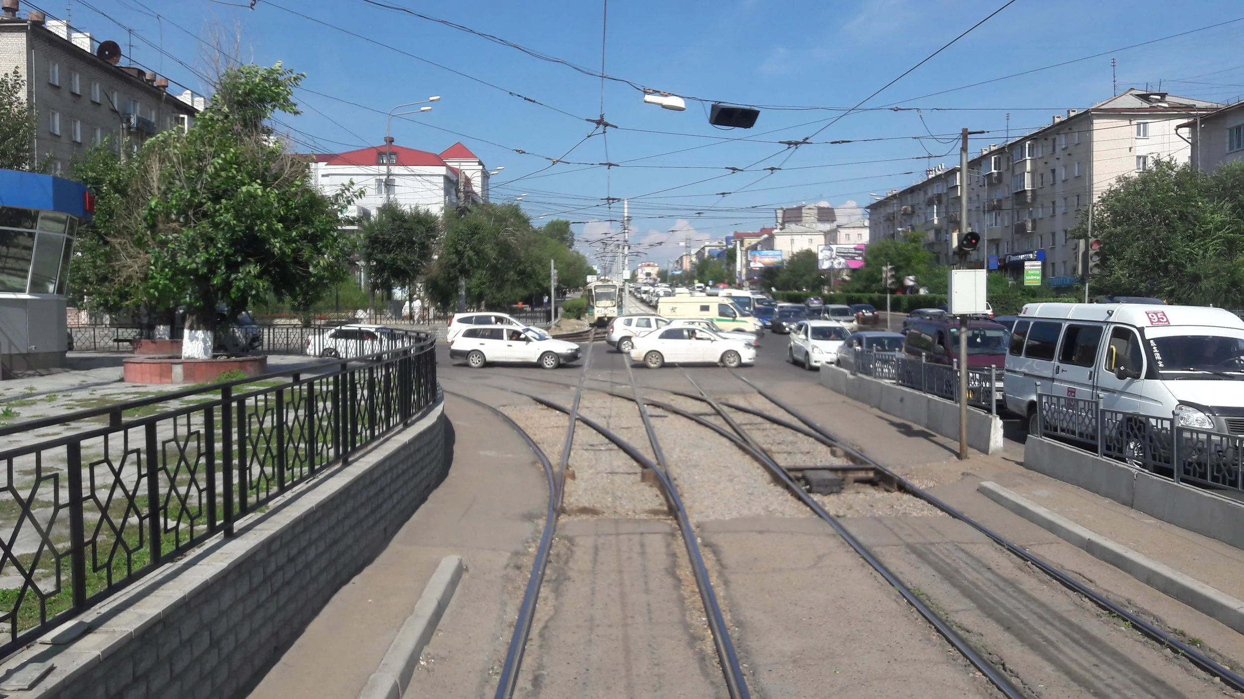 Vlevo: větev na konečnou Šiškovka. Rovně: směr Strelka, nebo LVRZ. 