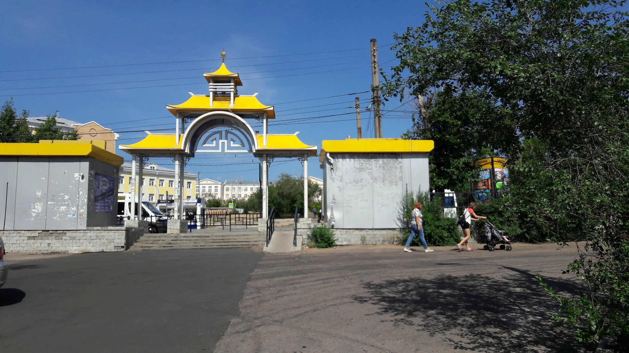Pohled na tramvajovou zastávku u nádraží. Jako jediná na síti vypadá takto nezvykle. 