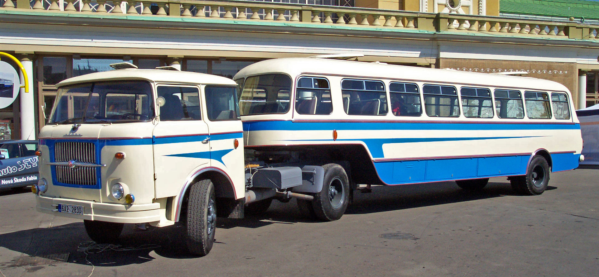 Návěs NO 80 s tahačem Škoda 706 RTTN. V Československu se tato technologie neuchytila. (zdroj: Wikipedia.cz)