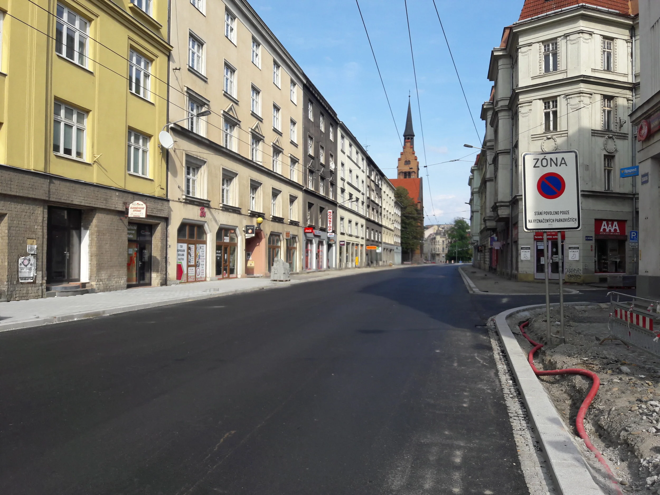 Právě dokončovaná rekonstrukce ulice Českobratrská jako by z oka vypadla nedávno rekonstruované ulici Nádražní a také mnoha jiným projektům, které byly a jsou dosud po celém městě realizovány. Je tedy na ulicích pokrytých asfaltem a zámkovou dlažbou a nezřídka lemovaných nevkusnou reklamou trolejové vedení opravdu tím, co by mohlo případně vadit? (foto: -vh-)