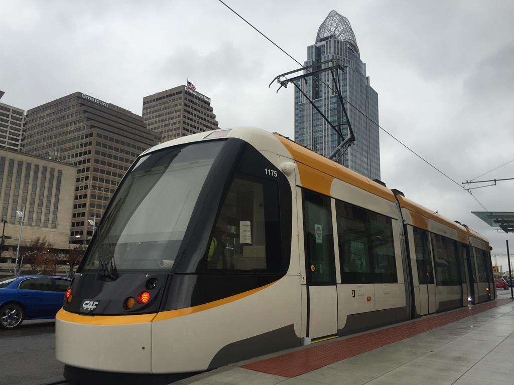 Tramvaje od CAFu jezdí i v americkém Cincinnati. Toto město je známé svým "metrem duchů", o kterém jsme informovali v minulosti i na našem webu ( zde a zde ). Místním tramvajím, které se v minulosti vyznačovaly užitím stejných sběračů, jako trolejbusy, jsme se věnovali v tomto příspěvku , modernímu provozu pak pod tímto odkazem . (foto: CAF)