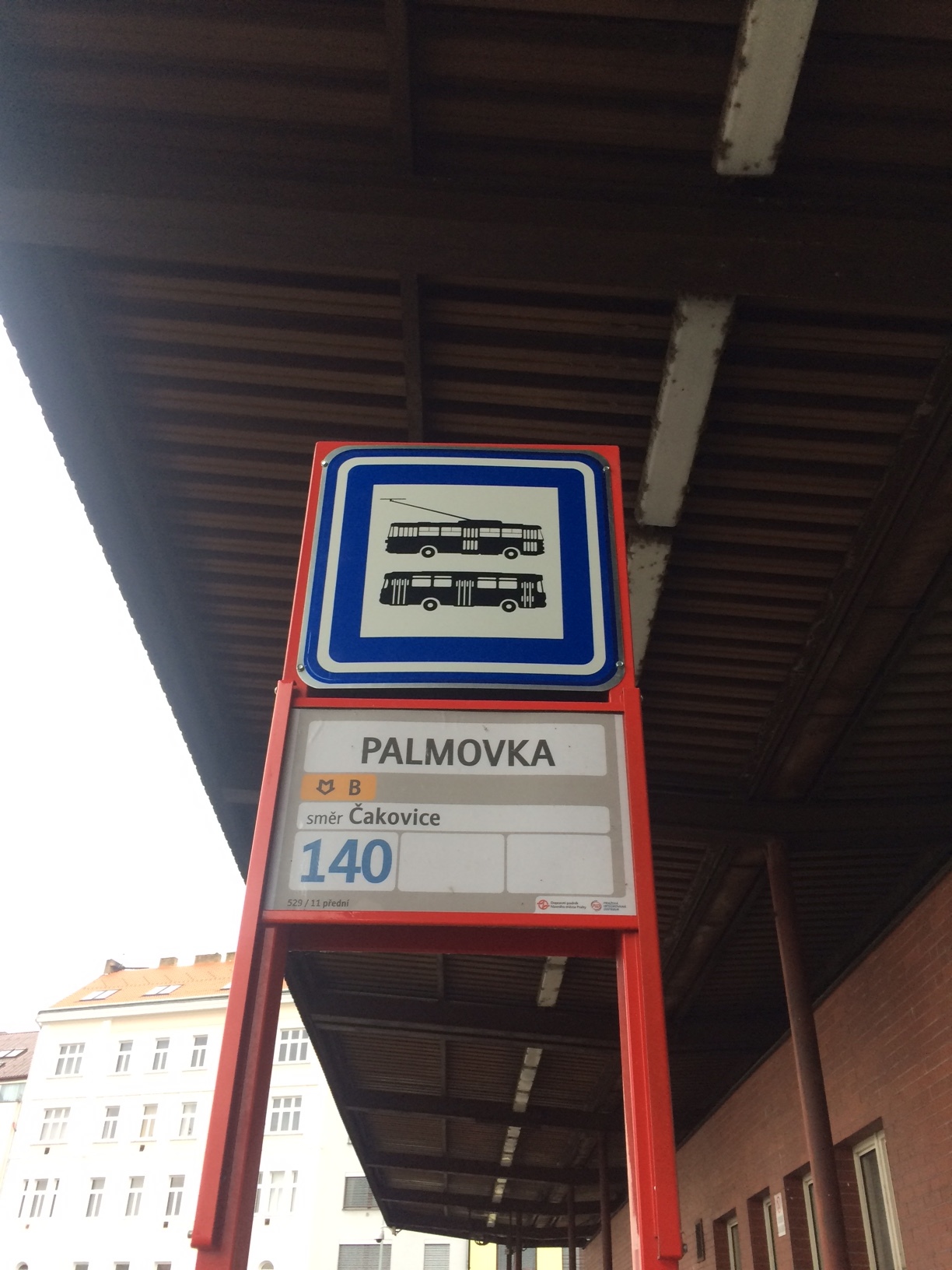 Symbol trolejbusu nechybí ani na zastávkách. (foto: Libor Hinčica)