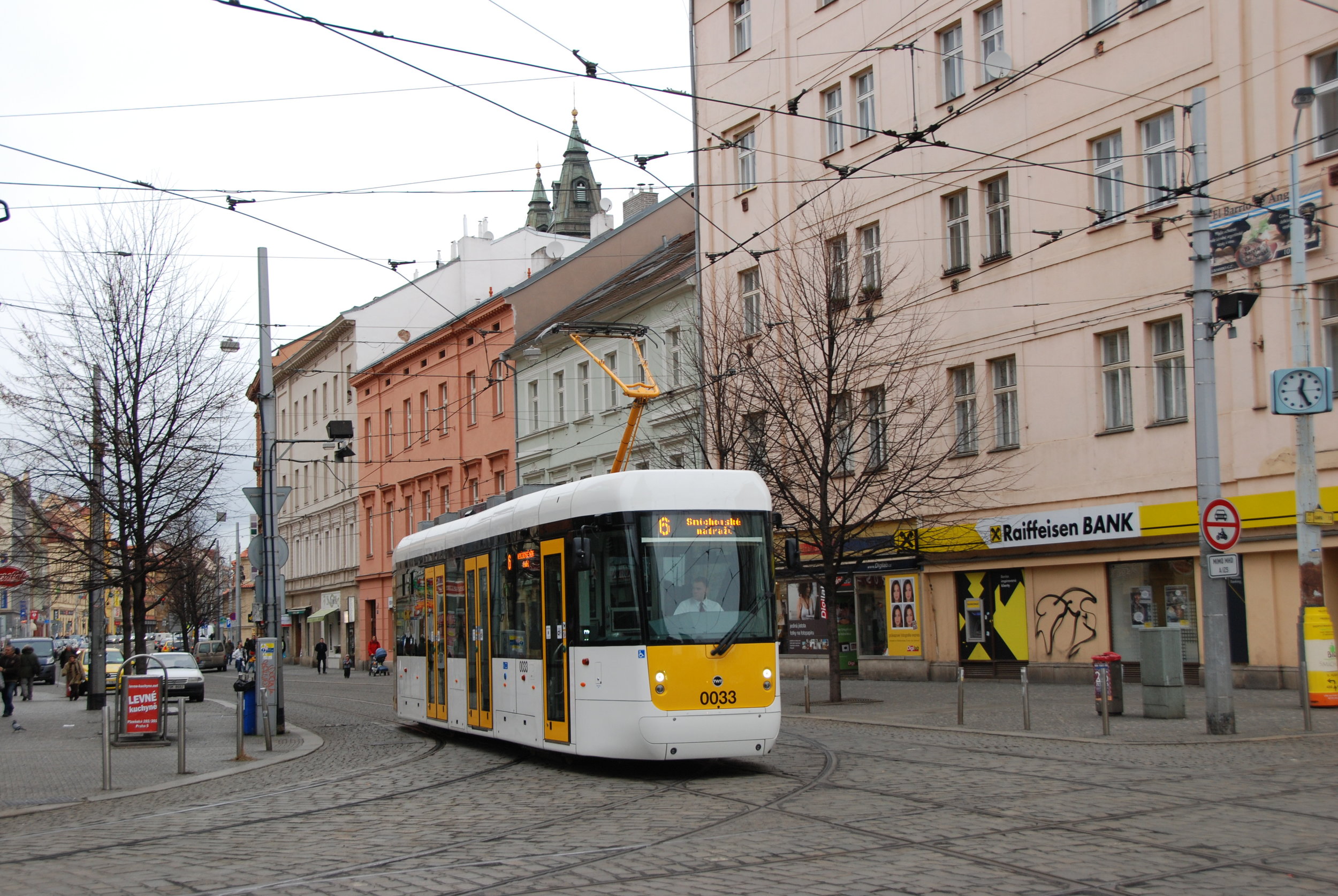Prototyp tramvaje EVO1 během zkoušek v Praze v roce 2016. (foto: Libor Hinčica) 